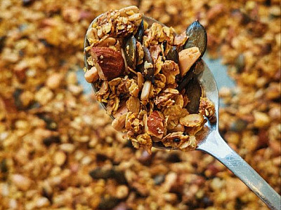Slaná granola - křupavý snack plný zdravých tuků